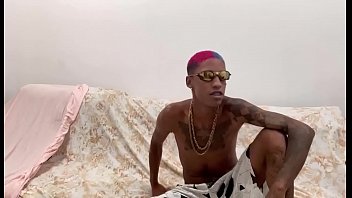 Loirinha bateu uma antes de sentar no caralho
