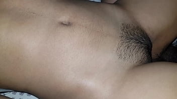 Flagra de puta gostosa dando pros moleques no meio do mato